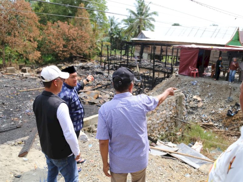 Bupati Luwu Timur, Irwan Bachri Syam, saat mengunjungi lokasi musibah kebakaran yang menghanguskan tiga unit rumah warga di Desa Maliwowo, Kecamatan Angkona, Ahad (6/6/2026). @Jejakfakta/dok. Humas Pemkab Lutim