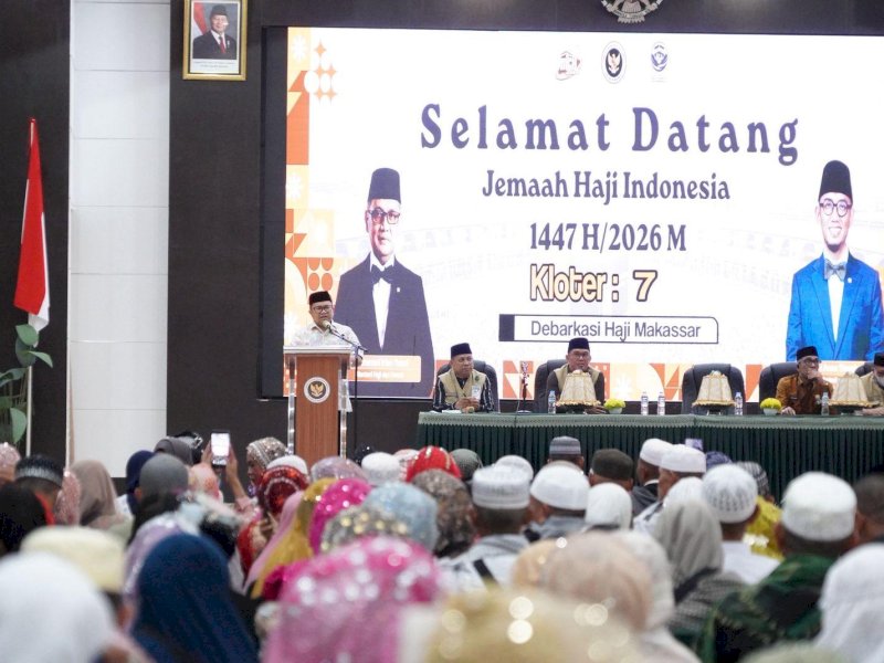 Wakil Bupati Gowa, Darmawangsyah Muin, saat menyambut kedatangan rombongan jemaah haji Kloter 7 UPG Debarkasi Makassar asal Kabupaten Gowa di Asrama Haji Sudiang, Makassar, Sabtu (6/6/2026) malam. @Jejakfakta/dok. Humas Pemkab Gowa