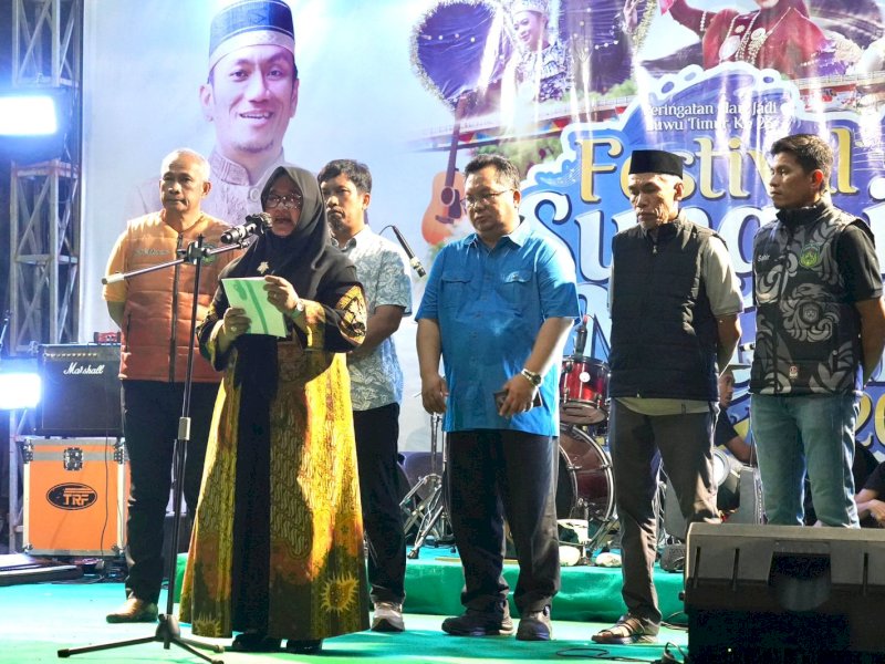 Wakil Bupati Luwu Timur, Hj. Puspawati Husler, saat menghadiri Penutupan Festival Sungai Malili (FSM) dalam rangka Hari Jadi ke-23 Kabupaten Luwu Timur di Andi Nyiwi Park, Malili, Sabtu (6/6/2026) malam. @Jejakfakta/dok. Humas Pemkab Lutim