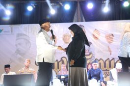 Bupati Irwan Tepati Janji, Fani Sabrina Terima Motor di Hadapan Ribuan Jamaah Tabligh Akbar