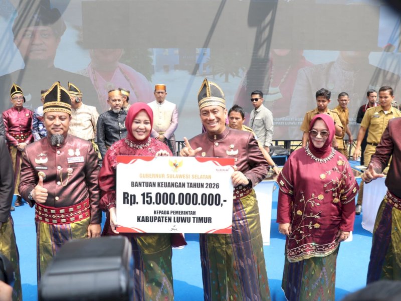 Gubernur Sulawesi Selatan, Andi Sudirman Sulaiman, bersama Wakil Gubernur Fatmawati Rusdi saat menyerahkan bantuan kepada Pemkab Lutim di momentum Hari Jadi ke-23 Kabupaten Luwu Timur di Lapangan Pendidikan Malili, Senin (8/6/2026). @Jejakfakta/dok. Humas Pemkab Lutim