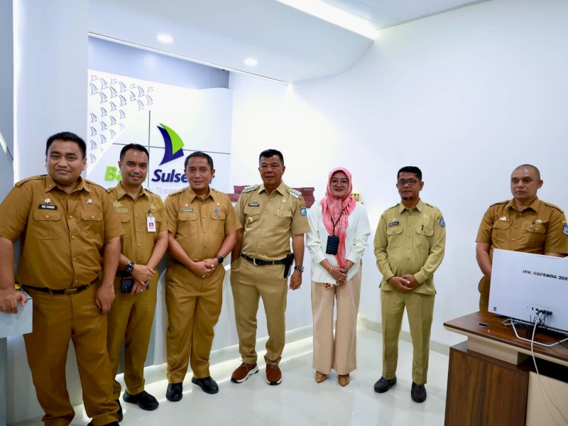 Bupati Bulukumba, Andi Muchtar Ali Yusuf atau yang akrab disapa Andi Utta, didampingi Kepala Cabang Bank Sulselbar Bulukumba, Andi Yudiarti Hadrawi, meninjau langsung layanan Payment Badan Pendapatan Daerah (Bapenda) Kabupaten Bulukumba di Gedung Ammatoa, Jalan Jenderal Sudirman, Kecamatan Ujung Bulu, Senin (8/6/2026). @Jejakfakta/dok. Istimewa 