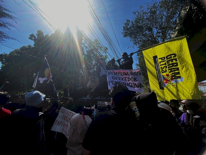 Warga yang tergabung dalam Gerakan Rakyat Menolak PLTSa (GERAM PLTSa) menggelar aksi unjuk rasa di depan DPRD Sulawesi Selatan dan Balai Kota Makassar, Selasa (9/6/2026), mendesak pemerintah pusat dan Pemerintah Kota Makassar meninjau ulang lokasi pembangunan proyek tersebut. @Jejakfakta/Istimewa