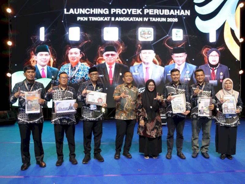 Bupati Luwu Timur, Irwan Bachri Syam, didampingi Wakil Bupati Hj. Puspawati Husler, secara resmi meluncurkan enam Proyek Perubahan Peserta Pelatihan Kepemimpinan Nasional (PKN) Tingkat II LAN Angkatan IV Tahun 2026 di Lapangan Pendidikan, Malili, Senin (8/6/2026). @Jejakfakta/dok. Humas Pemkab Lutim