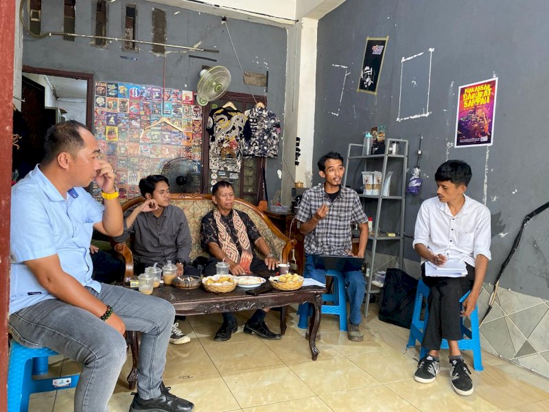 WALHI Sulawesi Selatan bersama LAPAR Sulsel serta AMAN Tana Luwu, saat konferensi pers di Sekretariat Aliansi Jurnalis Independen (AJI) Makassar, Jalan Toddopuli, Rabu (10/6/2026). @Jejakfakta/Samsir