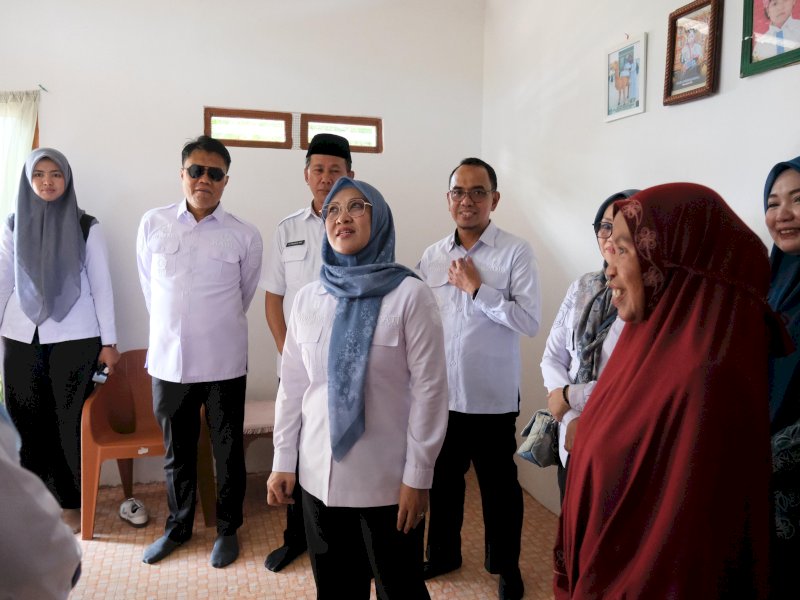 Bupati Gowa, Sitti Husniah Talenrang,  saat melakukan kunjungan ke rumah Jumriani, salah satu penerima bantuan bedah rumah di Kecamatan Bajeng Barat, Rabu (10/6/2026). @Jejakfakta/dok. Humas Pemkab Gowa