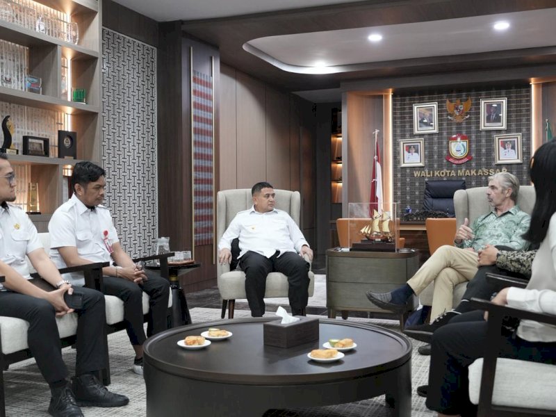 Wali Kota Makassar, Munafri Arifuddin, saat menerima kunjungan Antoine Ripoll, Minister Counsellor for Parliamentary and Civil Society Relations pada Delegation of the European Union to ASEAN, di ruang kerjanya, Rabu (10/6/2026). @Jejakfakta/dok. Humas Pemkot Makassar