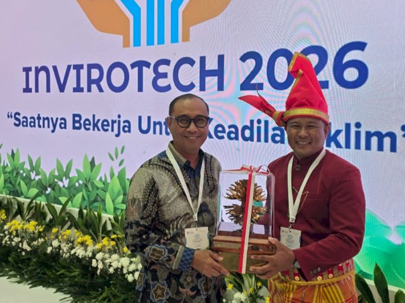  Jamaluddin, pegiat lingkungan asal Kabupaten Gowa, berhasil meraih Penghargaan Kalpataru Kategori Perintis Tahun 2026 pada peringatan Hari Lingkungan Hidup Sedunia dan INVIROTECH 2026 di Jakarta International Convention Center, Kamis (11/6/2026). @Jejakfakta/dok. Humas Pemkab Gowa