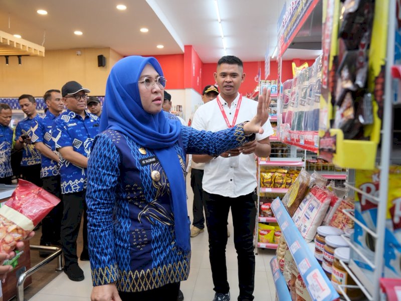 Bupati Gowa, Sitti Husniah Talenrang, saat melakukan peninjauan tindak lanjut retail modern di Kecamatan Bajeng dan Bontonompo, Jumat (12/6/2026). @Jejakfakta/dok. Humas Pemkab Gowa