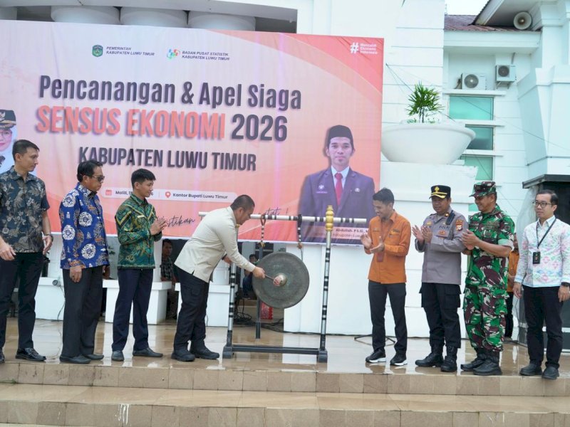 Bupati Luwu Timur, Irwan Bachri Syam, saat memimpin Apel Siaga sekaligus Pencanangan Sensus Ekonomi 2026 di halaman Kantor Bupati Luwu Timur, Malili, Jumat (12/6/2026). @Jejakfakta/dok. Humas Pemkab Lutim