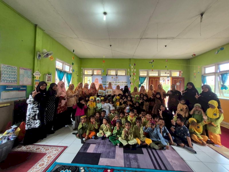 &ldquo;DWP Mengajar&rdquo; edukasi lingkungan langsung ke ruang kelas anak usia dini. Kegiatan bertema &ldquo;Ayo Pilah Sampah Sejak Dini&rdquo; tersebut digelar di Desa Puncak Indah, Kecamatan Malili, di TK Al Muhajirin, Kamis (11/06/2026), dengan melibatkan sekitar 75 peserta. @Jejakfakta/dok. Istimewa