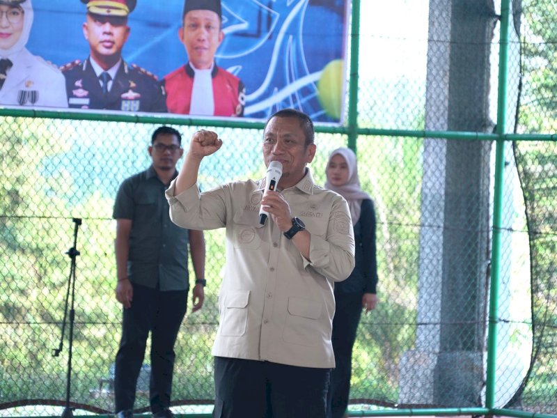 Bupati Luwu Timur, Irwan Bachri Syam, saat membuka Kejuaraan Tenis Beregu Bupati Cup III di Lapangan Tenis Indoor Rumah Jabatan Bupati, Malili, Jumat (12/6/2026). @Jejakfakta/dok. Humas Pemkab Lutim