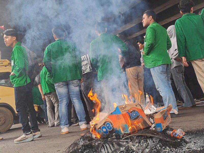 Ratusan mahasiswa yang tergabung dalam Badan Koordinasi Himpunan Mahasiswa Islam (Badko HMI) Sulawesi Selatan dan mahasiswa UIN Alauddin Makassar menggelar aksi unjuk rasa di kawasan Flyover Makassar, Senin (15/6/2026) sore. @Jejakfakta/Samsir Romk