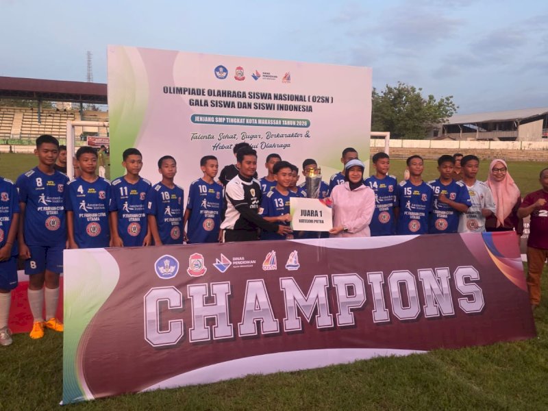  Kepala Dinas Pendidikan Kota Makassar, Achi Soleman, didampingi Kepala Seksi Manajemen SMP Dinas Pendidikan Kota Makassar, Sulaeman saat menyerahkan piala Olimpiade Olahraga Siswa Nasional (O2SN) jenjang SD dan SMP tingkat Kota Makassar Tahun 2026, Minggu (14/6/2026). @Jejakfakta/dok. Humas Pemkot Makassar