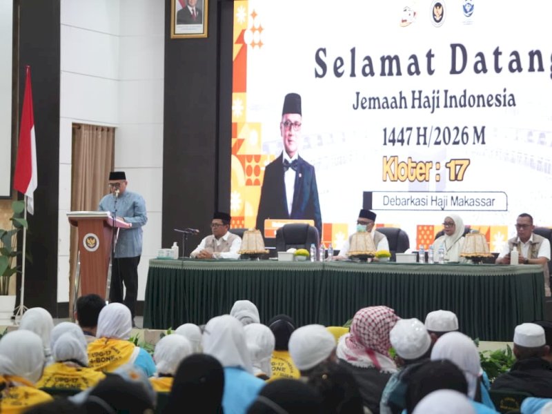 Wali Kota Makassar, Munafri Arifuddin, bersama Menteri Haji dan Umrah (Menhaj) RI, Mochamad Irfan Yusuf, menyambut langsung kepulangan Jemaah Haji Kloter 17 Tahun 1447 H/2026 M di Asrama Haji Sudiang, Minggu (14/6/2026). @Jejakfakta/dok. Humas Pemkot Makassar