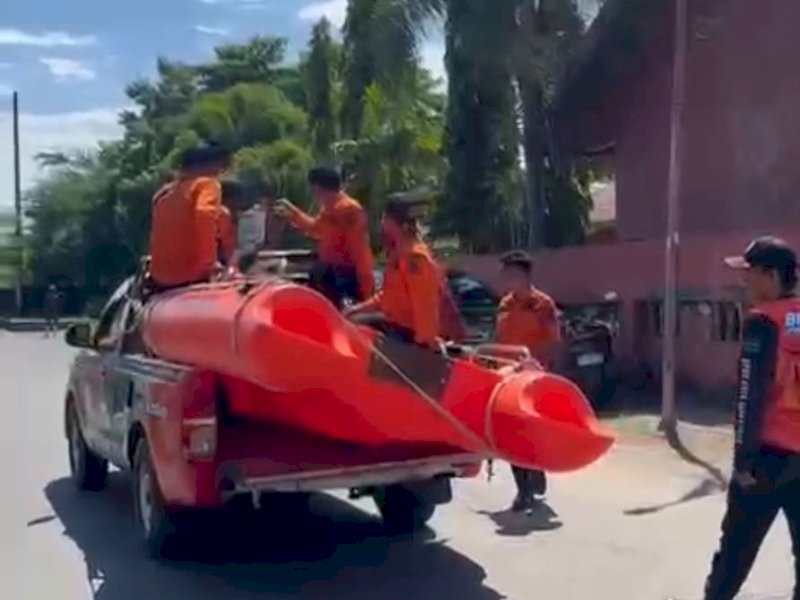 Puluhan personel Badan Penanggulangan Bencana Daerah (BPBD) Kota Makassar diterjunkan menggunakan perahu menyisir dan mengangkut tumpukan sampah yang mengapung di Kanal Kandea, Kecamatan Tallo, Selasa (16/6/2026). @Jejakfakta/dok. Istimewa