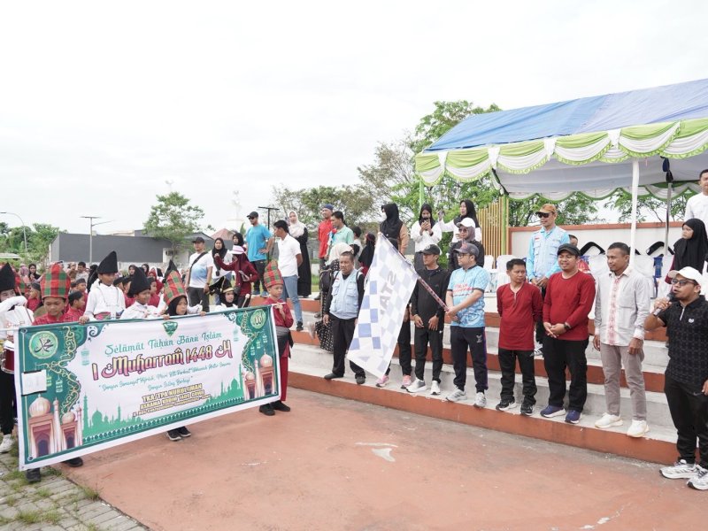 Wakil Bupati Gowa, Darmawangsyah Muin, saat melepas Jalan Sehat Pawai Muharram yang digelar Dewan Pengurus Kecamatan (DPK) Badan Komunikasi Pemuda Remaja Masjid Indonesia (BKPRMI) Kecamatan Somba Opu, di Lapangan Sultan Hasanuddin, Sungguminasa, Selasa (16/6/2026). @Jejakfakta/dok. Humas Pemkab Gowa