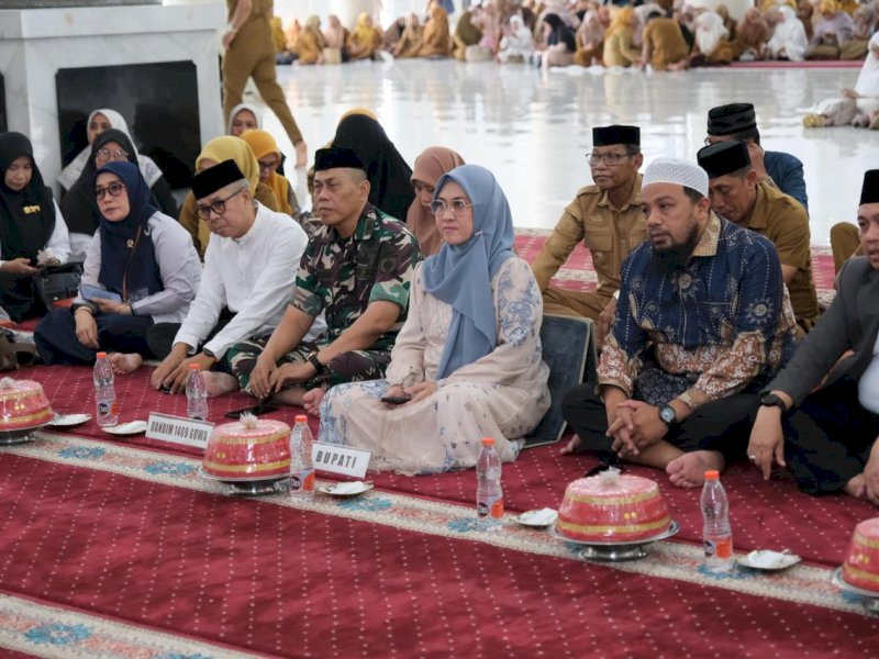 Bupati Gowa, Sitti Husniah Talenrang, saat menghadiri kegiatan tausyiah, zikir, dan doa bersama pemerintah dan masyarakat Kabupaten Gowa yang berlangsung di Masjid Agung Syekh Yusuf, Senin (15/6/2026). @Jejakfakta/dok. Humas Pemkab Gowa