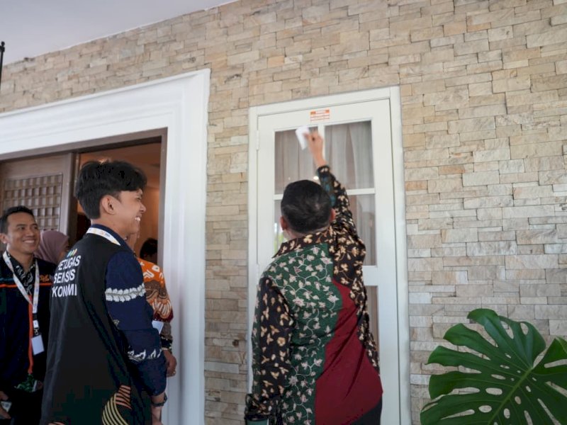 Wali Kota Makassar, Munafri Arifuddin, menjadi salah satu responden pertama dalam pendataan door to door yang dilakukan Badan Pusat Statistik (BPS) Kota Makassar, Selasa (16/6/2026). @Jejakfakta/dok. Humas Pemkot Makassar
