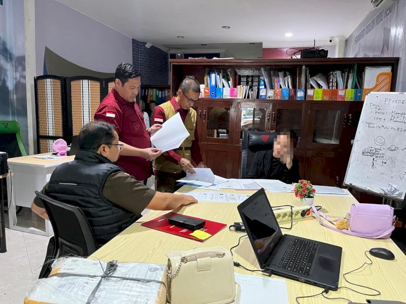 Tim Penyidik Bidang Tindak Pidana Khusus (Pidsus) Kejaksaan Tinggi Sulawesi Selatan menggeledah kantor pihak penyedia proyek kantor CV APM yang juga beroperasi sebagai tempat bimbingan belajar di kawasan Jalan Boulevard, Kecamatan Panakukang, Kota Makassar,  Rabu (17/6/2026). @Jejakfakta/dok. Istimewa