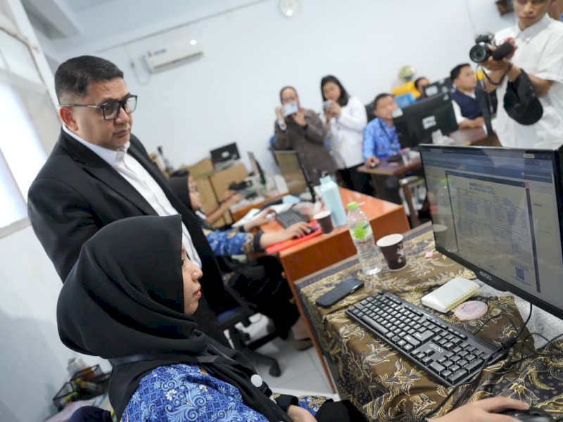 Wali Kota Makassar, Munafri Arifuddin, saat melakukan inspeksi mendadak (sidak) dan pemantauan langsung proses verifikasi pendaftaran di sejumlah sekolah, Rabu (17/6/2026). @Jejakfakta/dok. Humas Pemkot Makassar