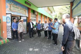 Disdik Makassar Dampingi Wali Kota Pantau Verifikasi SPMB, Tegaskan Seleksi Berjalan Transparan