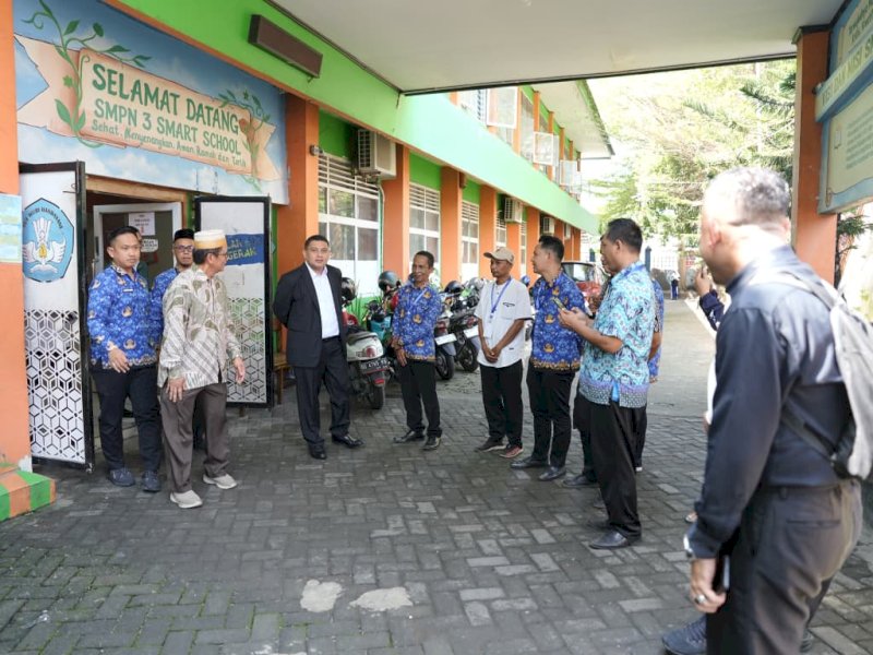 Kepala Bidang (Kabid) SMP Dinas Pendidikan Kota Makassar, Andi Akhmad Muhajir Arif, mewakili Kepala Dinas Pendidikan mendampingi Wali Kota Makassar, Munafri Arifuddin, melakukan pemantauan langsung proses verifikasi pendaftaran SPMB di sejumlah sekolah, Rabu (17/6/2026). @Jejakfakta/dok. Humas Pemkot Makassar