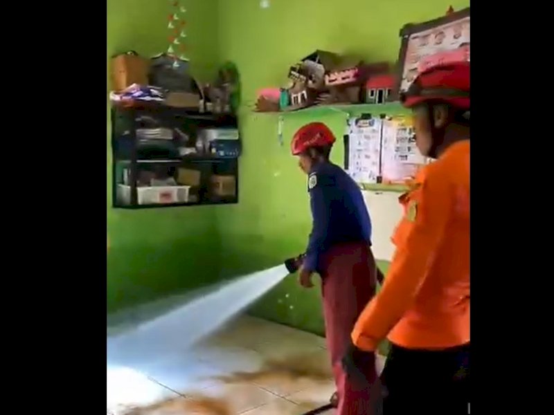 Badan Penanggulangan Bencana Daerah (BPBD) Luwu Timur bersama sejumlah unsur terkait turun langsung membersihkan rumah warga, fasilitas umum, pascabanjir yang melanda Desa Ussu, Kecamatan Malili, Kabupaten Luwu Timur,  Selasa (5/5/2026). @Jejakfakta/dok. Istimewa