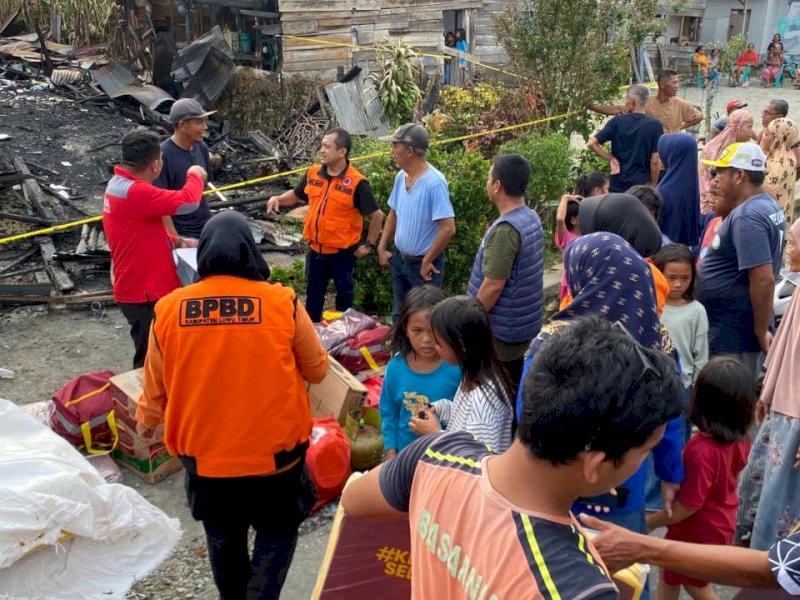 Badan Penanggulangan Bencana Daerah (BPBD) bersama Dinas Sosial Luwu Timur menyalurkan bantuan logistik  untuk memenuhi kebutuhan dasar warga terdampak, pascakebakaran yang melanda Desa Bawalipu, Kecamatan Wotu, Kamis pagi, (14/5/2026). @Jejakfakta/dok. Istimewa