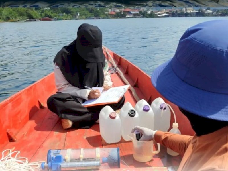 Bidang Pengendalian Pencemaran dan Kerusakan Lingkungan (PPKL) DLH Luwu Timur melalui pengambilan sampel kualitas air dan pengumpulan data rona lingkungan. @Jejakfakta/dok. Istimewa