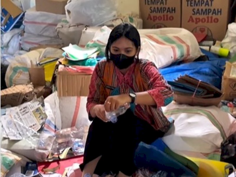 Pemilahan sampah plastik disetorkan ke Bank Sampah Cemara. @Jejakfakta/dok. Istimewa