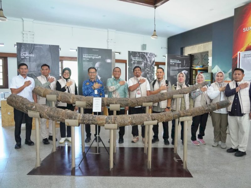 Bupati Luwu Timur, Irwan Bachri Syam, bersama im Percepatan Penyusunan Dokumen Pengusulan Geopark Matano (TP2D-GM), termasuk Kepala Dinas Kominfo-SP sekaligus Ketua TP2D-GM Andi Tabacina Akhmad, Kepala Dinas Pariwisata, Pemuda dan Olahraga Muhammad Safaat DP, serta tim teknis lainnya, saat mengunjungi  Badan Geologi Kementerian ESDM di Bandung, Rabu (17/06/2026). @jejakfakta/dok. Humas Pemkab Lutim