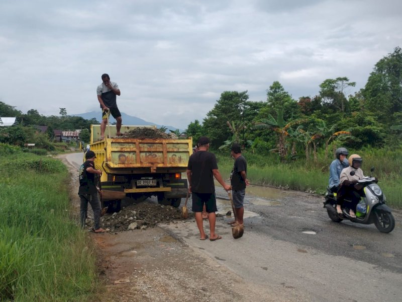 Dinas PUPR Luwu Timur juga melakukan penanganan darurat di sejumlah titik yang mengalami kerusakan cukup parah. Langkah ini dilakukan untuk menekan risiko kecelakaan, terutama bagi pengendara yang melintas setiap hari. @Jejakfakta/dok. Humas Pemkab Lutim