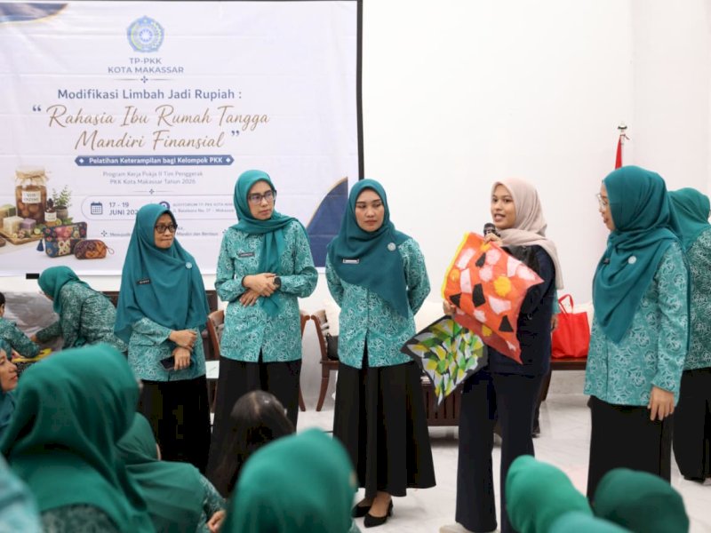 TP PKK Kota Makassar berkolaborasi dengan Rappo Indonesia untuk melatih kader mengolah limbah plastik menjadi produk bernilai ekonomi seperti pouch dan tas upcycle, di Auditorium PKK, Rabu (17/6/2026). @Jejakfakta/dok. Humas Pemkot Makassar