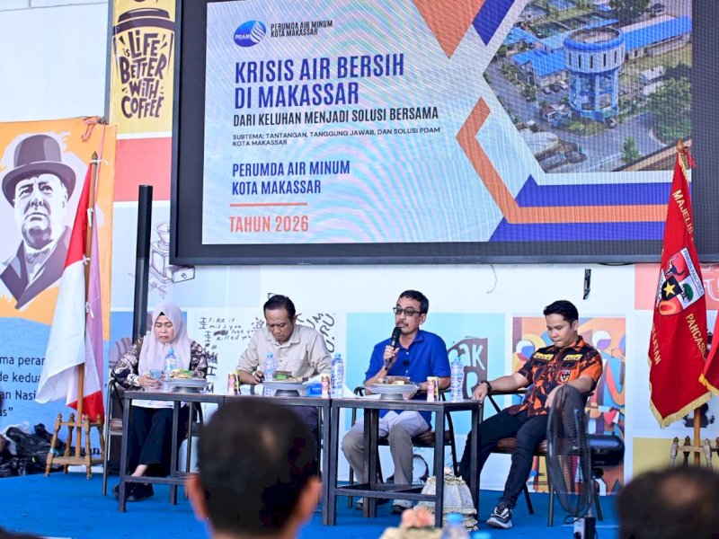 Pelaksana Tugas (Plt) Direktur Utama Perumda Air Minum Kota Makassar, Andi Syahrum, saat menghadiri Dialog Publik bertema "Krisis Air Bersih di Makassar: Dari Keluhan Menjadi Solusi Bersama" yang digelar oleh Badan Lingkungan Hidup (BLH) Pemuda Pancasila Sulawesi Selatan di Warkop Aspirasi, Jalan AP Pettarani, Makassar, Sabtu (20/6/2026). @Jejakfakta/dok. PDAM Makassar