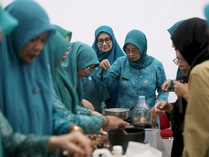 Tim Penggerak (TP) PKK Kota Makassar berkolaborasi dengan Artani menggelar pelatihan pemanfaatan limbah rumah tangga melalui praktik langsung pembuatan eco enzyme, sabun cuci berbahan eco enzyme, serta lilin dari minyak jelantah, di Auditorium PKK Kota Makassar, Kamis (18/6/2026). @Jejakfakta/dok. Humas Pemkot Makassar