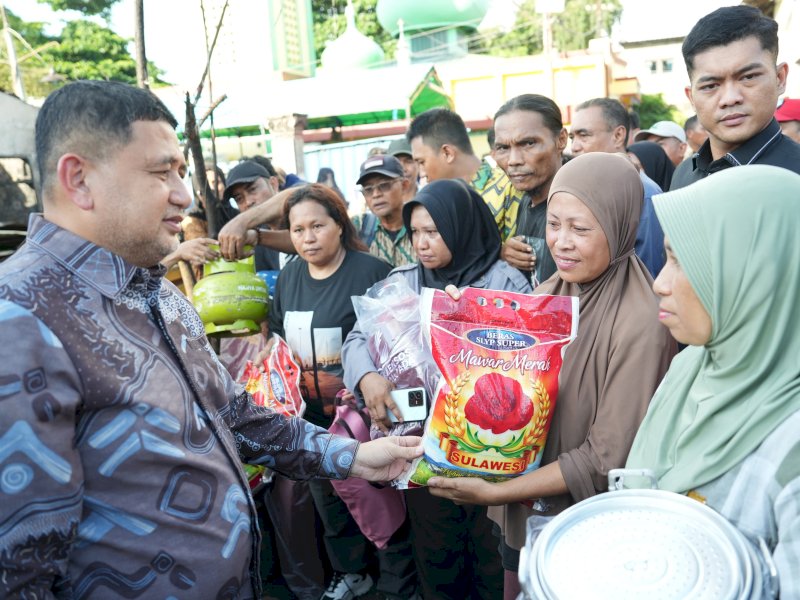 Wali Kota Makassar, Munafri Arifuddin, mengunjungi sekaligus menyerahkan bantuan kepada warga terdampak kebakaran di Jalan Sultan Alauddin III, Kelurahan Mangasa, Kecamatan Tamalate, Kamis (18/6/2026). @Jejakfakta/dok. Humas Pemkot Makassar