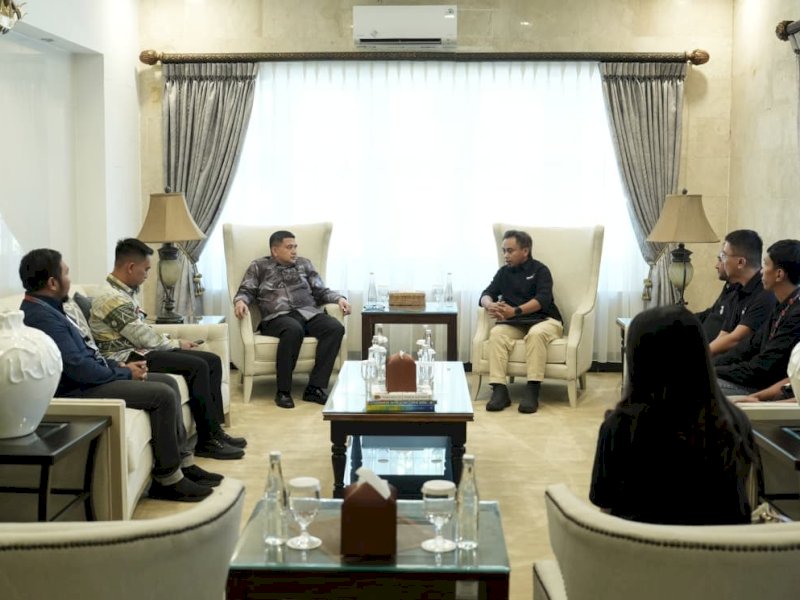 Wali Kota Makassar, Munafri Arifuddin, saat menerima audiensi jajaran Indosat yang dipimpin Senior Vice President (SVP) Head of Growth Circle Kalisumapa Indosat Ooredoo Hutchison, Tepi Aditia, di Rumah Jabatan Wali Kota Makassar, Kamis (18/6/2026). @Jejakfakta/dok. Humas Pemkot Makassar