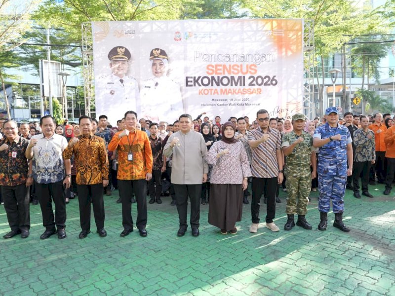 Wali Kota Makassar, Munafri Arifuddin, Wakil Wali Kota Makassar, Aliyah Mustika Ilham, bersama Kepala BPS Sulawesi Selatan, Aryanto,  saat menghadiri Pencanangan dan Penguatan Komitmen Bersama Pelaksanaan Sensus Ekonomi 2026 yang diselenggarakan Badan Pusat Statistik (BPS) Kota Makassar di pelataran Kantor Wali Kota Makassar, Jumat (19/6/2026). @Jejakfakta/dok. Humas Pemkot Makassar
