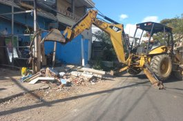 Puluhan Tahun Berdiri di Atas Drainase, 40 Lapak di Mariso Ditertibkan Secara Humanis