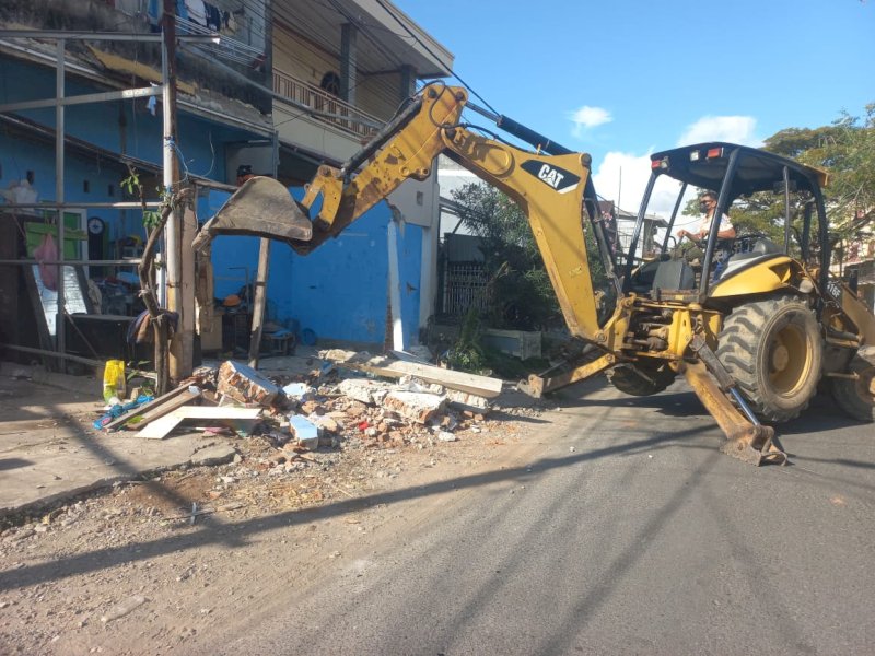 Sebanyak 40 lapak dan bangunan yang berdiri di atas drainase serta trotoar berhasil ditertibkan di Kecamatan Mariso,  Jumat (19/6/2026). @Jejakfakta/dok. Humas Pemkot Makassar