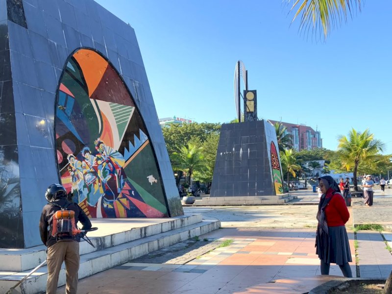 Kepala UPTD Pengelolaan Pantai Losari, Muliyani Rosa, memantau proses pembersihan dan penataan kawasan Pantai losari jelang pelaksanaan Indonesia Gastrodiplomacy Series (IGS) Diplomatic Tour 2026 yang akan digelar pada 23&ndash;25 Juni 2026. @Jejakfakta/dok. Humas Pemkot Makassar