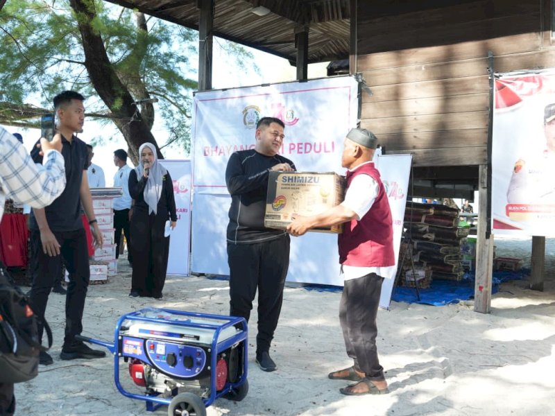 Wali Kota Makassar Munafri Arifuddin bersama Kapolda Sulsel Djuhandhani Rahardjo Puro, saat mengikuti kegiatan bakti sosial di Pulau Lanjukang, Kecamatan Kepulauan Sangkarrang, Sabtu (20/6/2026), dalam rangka Hari Bhayangkara ke-80. @Jejakfakta/dok. Humas Pemkot Makassar