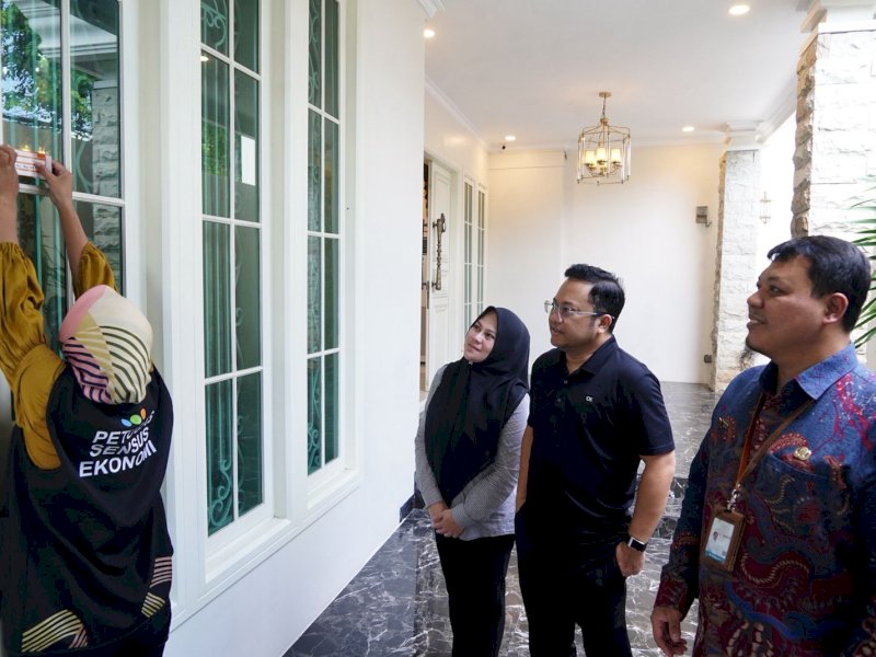Wakil Bupati Gowa, Darmawangsyah Muin, saat mengikuti pendataan Sensus Ekonomi 2026 yang dilakukan oleh petugas Badan Pusat Statistik (BPS) Kabupaten Gowa di kediaman pribadinya, Jumat (19/6/2026). @Jejakfakta/dok. Humas Pemkab Gowa