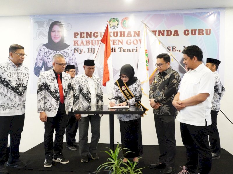 Wakil Bupati Gowa, Darmawangsyah Muin, saat menghadiri pengukuhan Andi Tenri Indah sebagai Bunda Guru PGRI Kabupaten Gowa di Hotel Golden Tulip Makassar, Sabtu (20/6/2026). @Jejakfakta/dok. Humas Pemkab Gowa