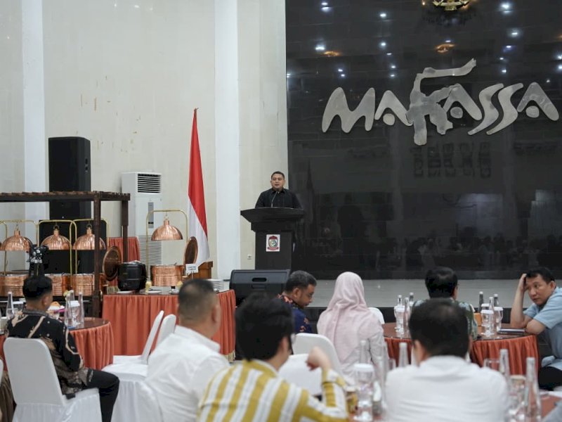 Wali Kota Makassar, Munafri Arifuddin menjamu ratusan akademisi, peneliti, dan mahasiswa dari berbagai negara dalam Gala Dinner rangkaian The 13th National and 9th International Symposium on Marine and Fisheries di Baruga Anging Mammiri, Rumah Jabatan Wali Kota Makassar, Sabtu malam (20/6/2026). @Jejakfakta/dok. Humas Pemkot Makassar