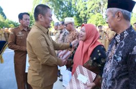 Bupati Irwan Lepas 14 ASN Purna Bhakti, Dua Kepala Dinas Resmi Pensiun