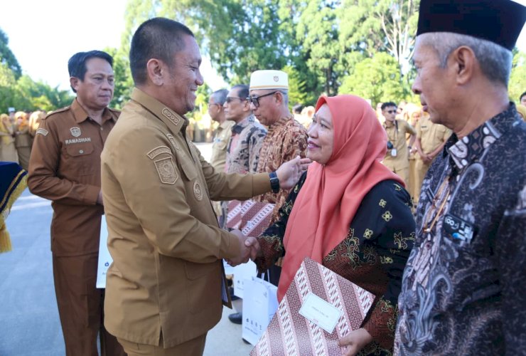 Bupati Irwan Lepas 14 ASN Purna Bhakti, Dua Kepala Dinas Resmi Pensiun