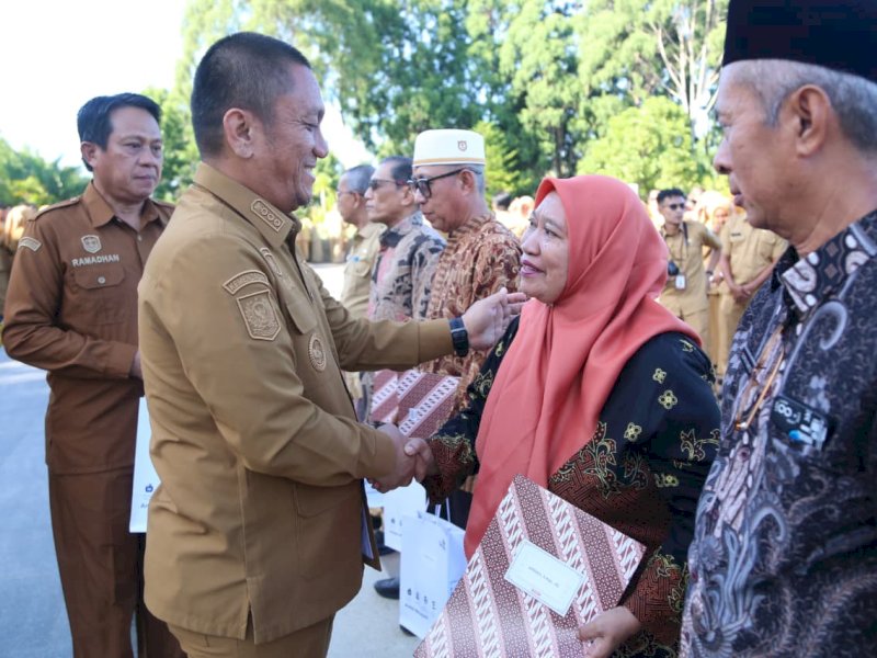 Bupati Luwu Timur, Irwan Bachri Syam menyerahkan Surat Keputusan (SK) pensiun kepada 14 Aparatur Sipil Negara (ASN) yang memasuki masa purna bhakti, di halaman Kantor Bupati Luwu Timur, Senin (22/06/2026). @Jejakfakta/dok. Humas Pemkab Luwu Timur