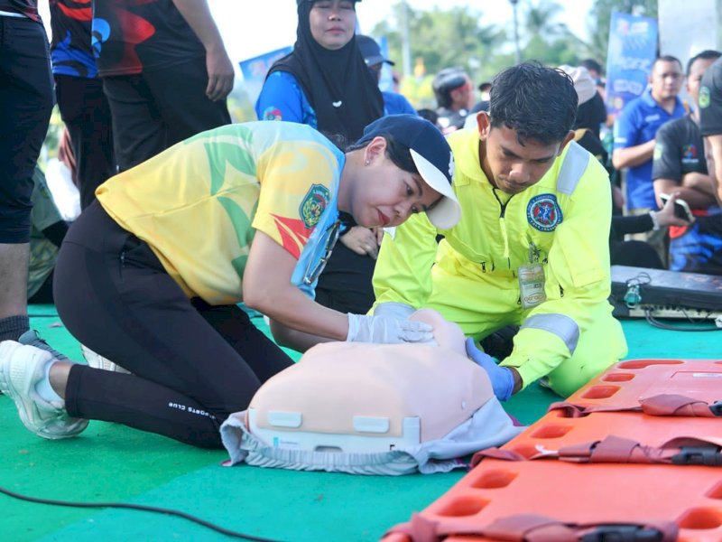 Kampanyer memperagakan langkah-langkah pertolongan pertama saat menemukan korban henti jantung mendadak, saat Fun Run Juara 2026 yang digelar oleh Pemerintah Kabupaten Luwu Timur bekerja sama dengan Persatuan Perawat Nasional Indonesia, Ahad (21/6/2026). @Jejakfakta/dok. Humas Pemkab Lutim